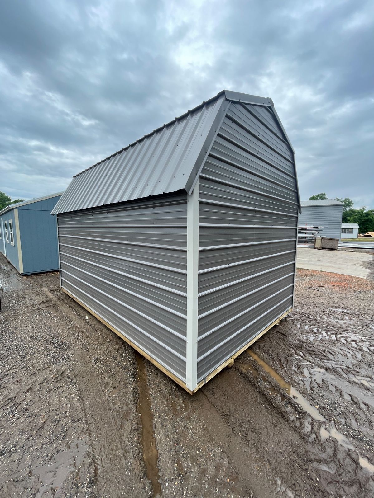 Metal lofted barn building